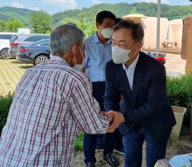 국민의힘 대권주자인 최재형 전 감사원장이 27일 경기 연천군 중면 두루미그린빌리지를 방문해 실향민들과 인사를 하고 있다. 뉴시스