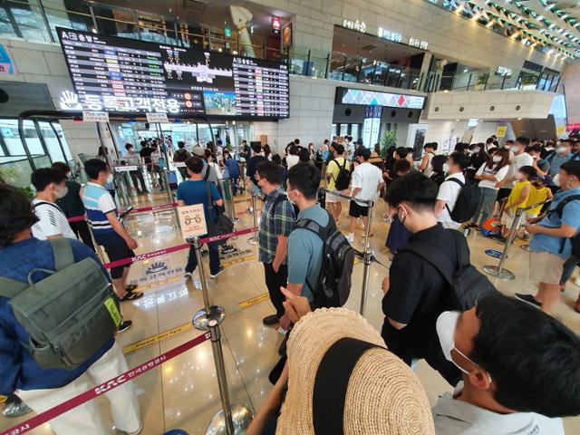 29일 오전 서울 강서구 김포공항 국내선 출국장에 여행을 떠나는 시민들로 북적이고 있다.뉴스1