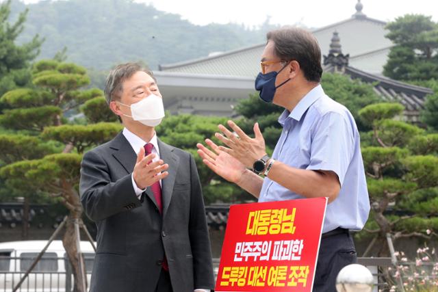 국민의힘 대권주자인 최재형 전 감사원장이 29일 오전 서울 청와대 분수대 앞에서 1인 시위 중인 정진석 국민의힘 의원을 찾아 대화를 나누고 있다. 뉴스1