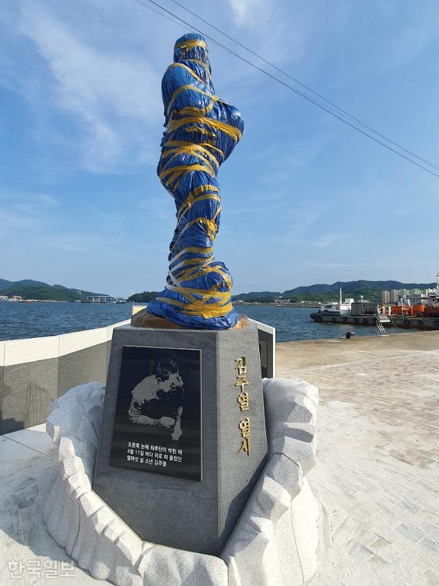 지난달 30일 동상 제막식이 연기되면서 한 달여째 비닐에 싸여 있는 김주열 열사 동상.