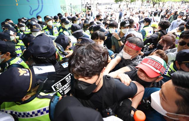 지난 5월 20일 한국유흥음식업중앙회·한국단란주점업중앙회·한국콜라텍협회 관계자 및 업주들이 정부에 집합금지 해제 및 손실보상법 통과를 촉구하며 서울 중구 서울시청 내부로 진입하던 중 경찰과 대치하고 있다. 연합뉴스