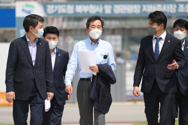 더불어민주당 대권주자인 이낙연 전 대표(가운데)가 30일 경기도 의정부시 신곡동 경기도북부청사 앞 평화광장에서 국가균형발전 및 경기도 분도 관련 좌담회 자리로 이동하고 있다. 왼쪽은 더불어민주당 김민철 의원, 오른쪽은 오영환 의원. 연합뉴스