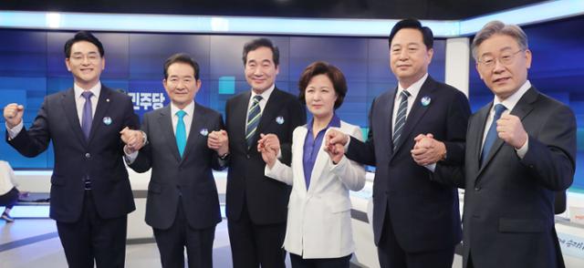 더불어민주당 본경선 1차 TV 토론회에 앞서 후보들이 포토 타임을 갖고 있다. 왼쪽부터 박용진, 정세균, 이낙연, 추미애, 김두관, 이재명 후보. 국회사진기자단