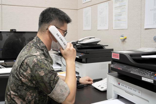 남북 간 통신연락선이 복원된 지난달 27일 오후 군 관계자가 서해지구 군 통신선을 활용해 시험통화를 하고 있다.국방부 제공