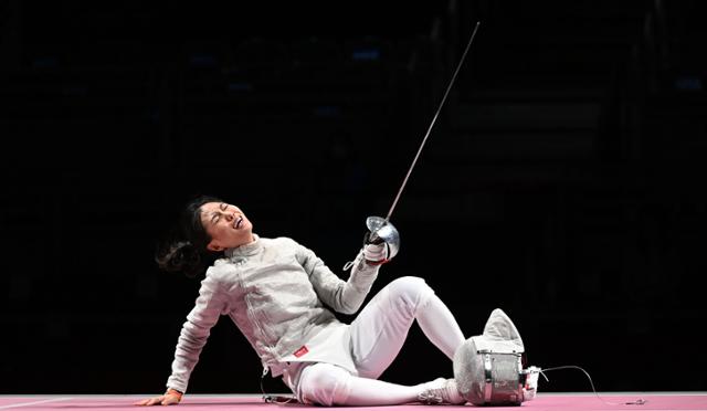 대한민국 펜싱 국가대표팀 김지연이 31일 일본 지바 마쿠하리 메세홀에서 열린 펜싱 여자 사브르 단체 동메달 결정전에서 승리한 뒤 환호하고 있다. 도쿄=올림픽사진공동취재단