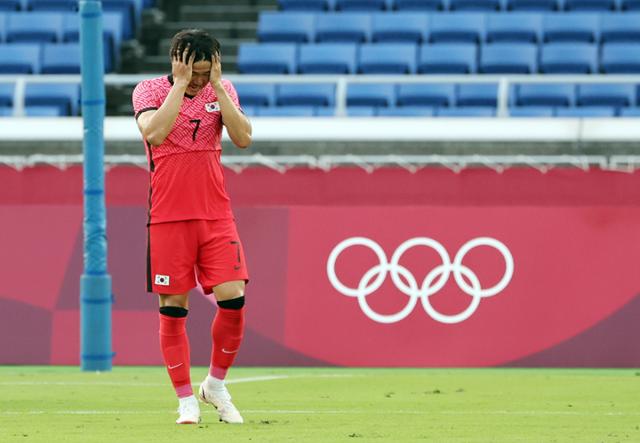 대한민국 권창훈이 28일 오후 일본 요코하마 국제경기장에서 열린 2020 도쿄올림픽 조별리그 B조 3차전 대한민국과 온두라스와의 축구 경기에서 프리킥에 실패한 후 아쉬워하고 있다. 요코하마=뉴스1