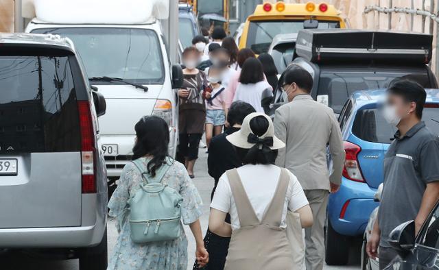 1일 오전 서울 성북구 사랑제일교회 앞에서 신도들이 대면 예배를 위해 교회로 향하고 있다. 뉴스1