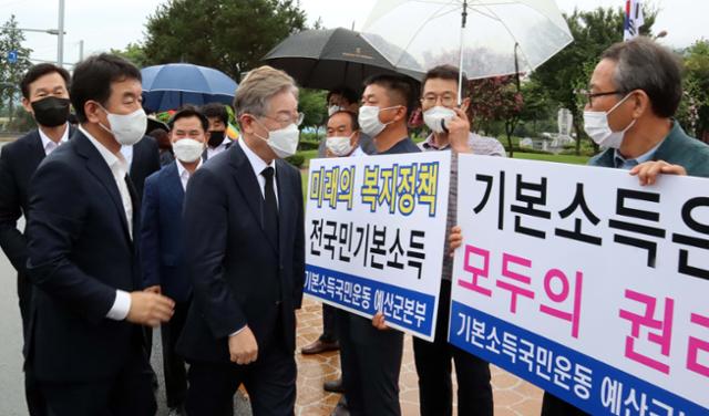 더불어민주당 대선 경선 후보인 이재명 경기지사가 1일 충남 지지자를 만나 인사하고 있다. 연합뉴스