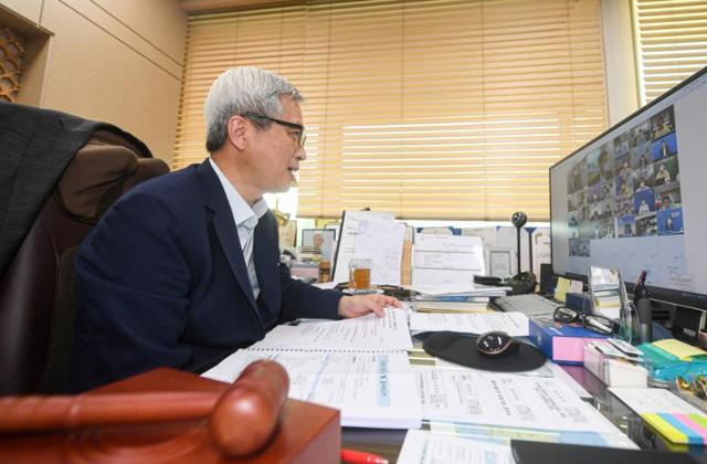 곽상욱 경기도시장군수협의회장(오산시장)이 지난달 13일 비대면 정기회의를 진행하는 모습. 경기도시장군수협의회 제공·연합뉴스