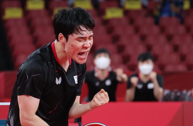 2일 일본 도쿄 메트로폴리탄 체육관에서 열린 올림픽 남자탁구 단체전에서 한국팀 장우진이 브라질 휴고 칼데라노를 상대로 득점한 후 환호하고 있다. 도쿄=연합뉴스