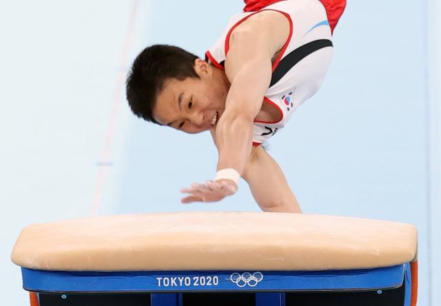 2일 일본 도쿄 아리아케 체조경기장에서 열린 도쿄올림픽 남자체조 도마 결선에서 신재환이 연기하고 있다. 도쿄=연합뉴스