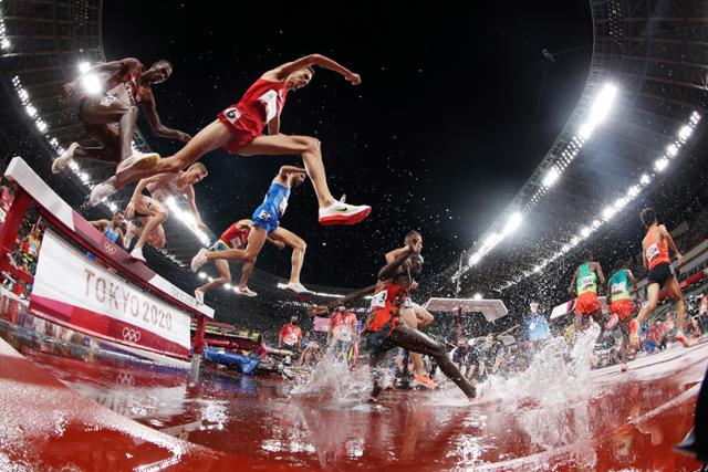 2일 도쿄 올림픽스타디움에서 열린 남자 3,000m 장애물 경주 결승전에서 선수들이 힘차게 달리고 있다. EPA 연합뉴스