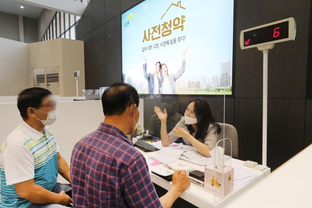 3일 오전 서울 송파구 장지동의 사전청약 현장 접수처에서 사전청약 관련 상담이 진행 중이다. 뉴스1