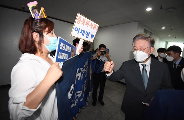 2일 이재명 경기지사가 더불어민주당 충북도당 사무실에서 열린 기자간담회에 앞서 지지자들과 인사하고 있다. 청주=연합뉴스