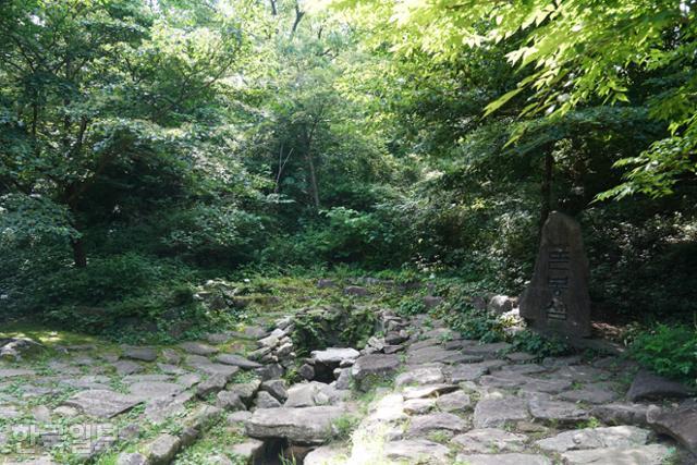 금강 발원지 뜬봉샘. 신무산 능선 바로 아래 해발 780m 지점이다.