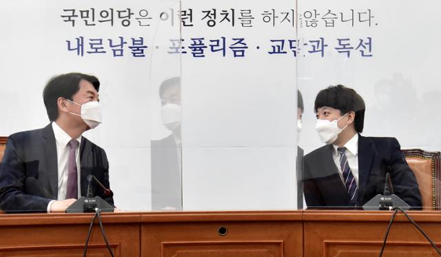 이래선 합쳐도 문제…국민의힘-국민의당, 벼랑 끝 신경전 최고조 - Vimarsana News