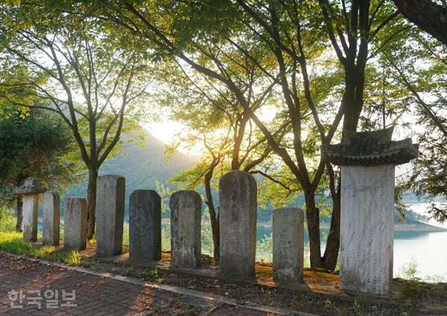 용담면 망향의광장에 '삼천서원 묘정비(오른쪽)'와 수몰 지역에서 옮겨 온 비석들이 나란히 세워져 있다.