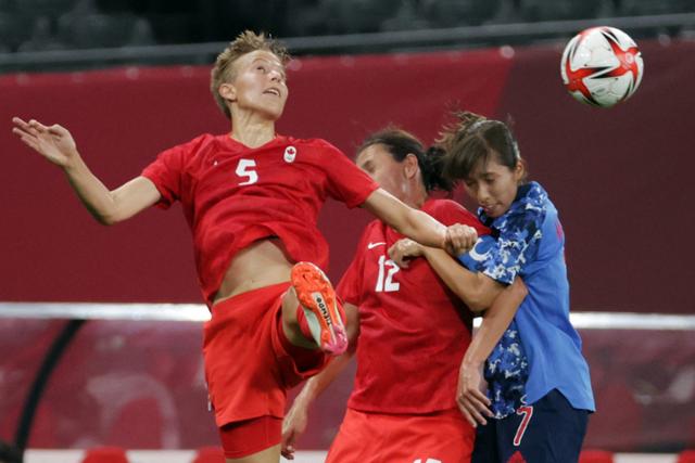 캐나다 여성 축구 국가대표팀 미드필더 퀸이 지난달 21일 삿포로돔에서 일본과의 경기에서 헤딩을 하고 있다. 삿포로=AFP 연합뉴스