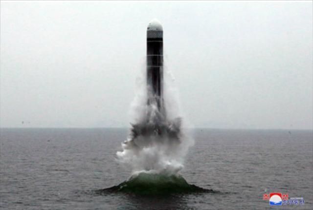 2019년 10월 공개된 북한 잠수함발사탄도미사일(SLBM) 북극성-3형 시험 발사 장면. 평양=조선중앙통신 연합뉴스