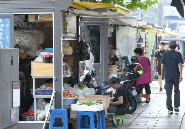 서울시에서 불법 노점상을 근절하기 위해 구청 주도로 2019년부터 합법화해 확대 운영하고 있는 '거리 가게' 들이 코로나19로 인한 사회적 거리두기 4단계가 실시되면서 어려움을 겪고 있다. 3일 오후 종로구 창신동 동대문역 부근의 '거리 가게' 상인들이 가게 밖에서 더위를 식히고 있다. 왕태석 선임기자