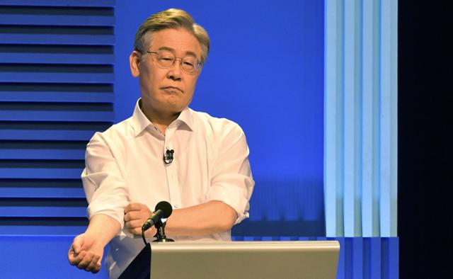매표 비판 VS 현역 프리미엄… 이재명의 아슬아슬 '지사 정치' - Vimarsana News