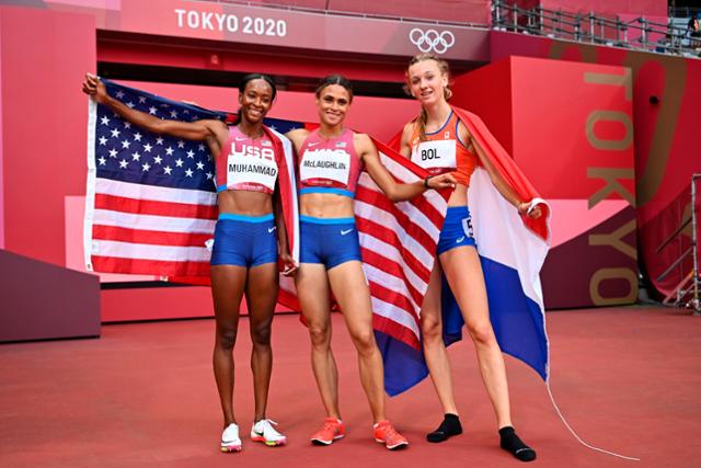 육상 여자 400m 허들에서 메달을 따낸 세 선수가 경기를 마치고 나란히 포즈를 취하고 있따. 왼쪽부터 미국의 달릴라 무함마드, 시드니 매클로플린, 네덜란드의 펨케 볼. AP 연합뉴스