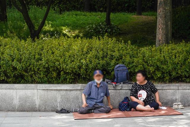 지난달 27일, 서울시 서대문구 현저동 서대문독립공원에서 두 노인이 돗자리를 깔고 앉아 더위를 식히고 있다.