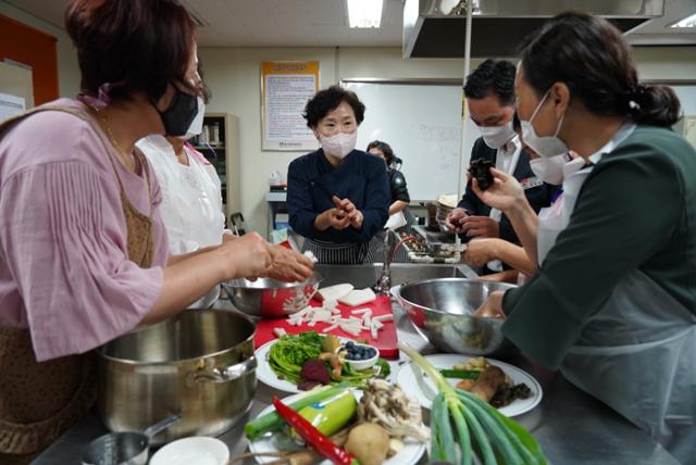 경북도 우리음식연구회원들이 4일 대구한의대에서 열린 '대표 케이푸드, 약선 음식' 교육에 참가해 조리법을 실습하고 있다. 경북도 제공