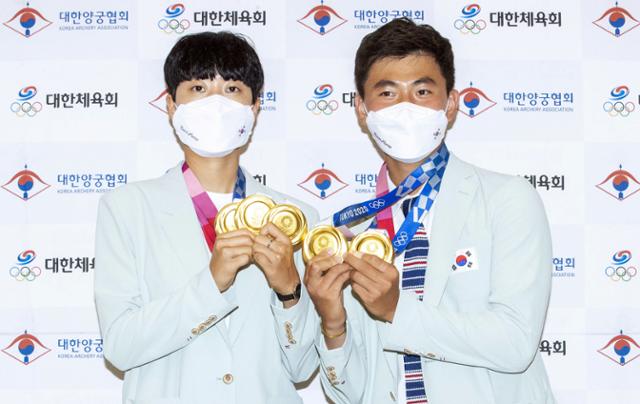 대한민국 양궁 대표팀 안산(왼쪽), 김제덕이 1일 오후 2020 도쿄올림픽을 일정을 마치고 인천국제공항을 통해 귀국해 포즈를 취하고 있다. 뉴시스