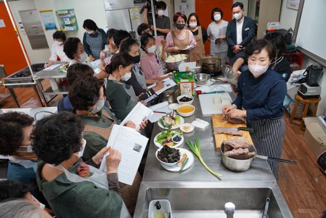 경북도 우리음식연구회원들이 4일 대구한의대에서 열린 '대표 케이푸드, 약선 음식' 교육에 참가해 전문가 설명을 꼼꼼히 메모하고 있다. 경북도 제공