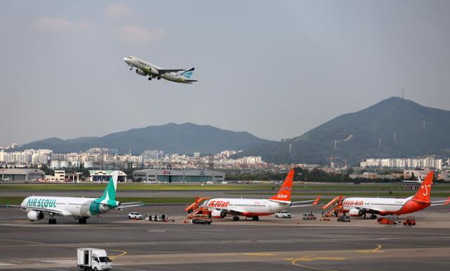 서울 강서구 김포국제공항 국내선 활주로에 항공기들이 서 있는 모습. 뉴시스