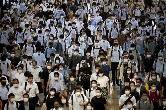 2일 오전 출근시간에 일본 도쿄 시나가와역에 출근 인파가 몰려들고 있다. 도쿄=로이터 연합뉴스