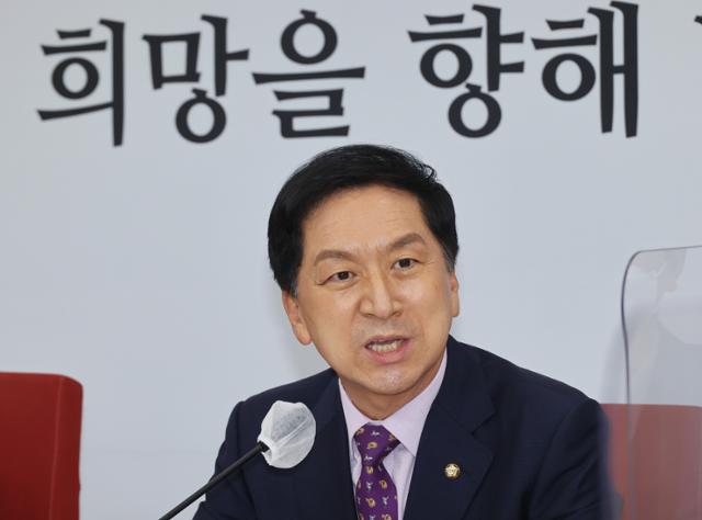 취임 100일을 맞은 김기현 국민의힘 원내대표가 5일 국회에서 기자간담회을 열어 그간의 소회와 내년 대선 각오를 밝히고 있다. 국회사진기자단