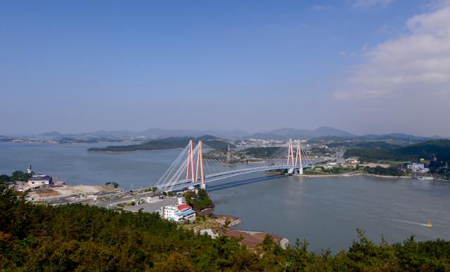 진도타워에서 내려다 본 진도대교와 울돌목. 최흥수기자