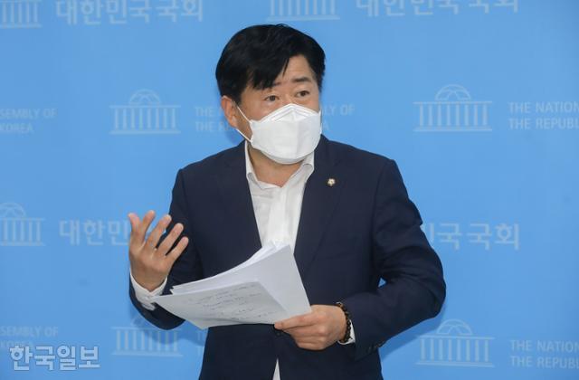 오영훈 더불어민주당 의원이 6월 8일 오후 서울 여의도 국회 소통관에서 국민권익위원회의 부동산 불법 거래 의혹 조사 발표에 대한 입장 표명 기자회견을 마친 뒤 취재진의 질문에 답변하고 있다. 배우한 기자