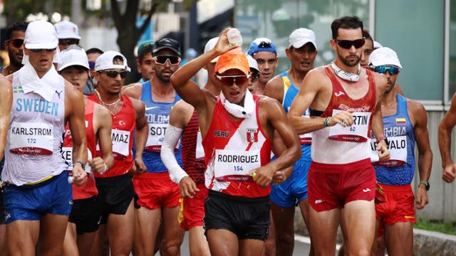 5일 일본 삿포로에서 열린 2020 도쿄올림픽 남자 20km 경보 경기에 참가한 선수들이 무더위 속에 경기를 펼치고 있다. 삿포로=로이터 연합뉴스