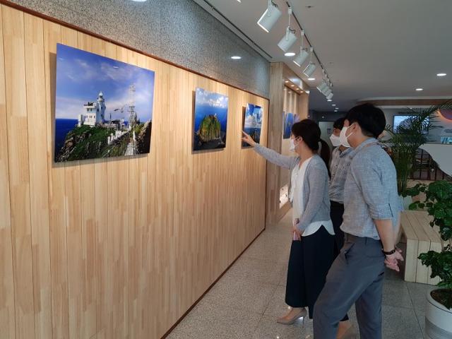 경북교육청 상설갤러리에 마련된 독도사진 전시회에 직원들이 관심을 가지고 관람하고 있다.