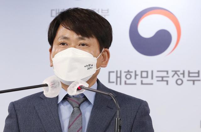 이상갑 신임 법무부 법무실장이 인권국장이던 지난달 13일 서울 종로구 정부서울청사에서 열린 형사공공변호인 제도 도입을 위한 형사소송법 및 법률구조법 입법예고에 대해 브리핑하고 있다. 뉴시스