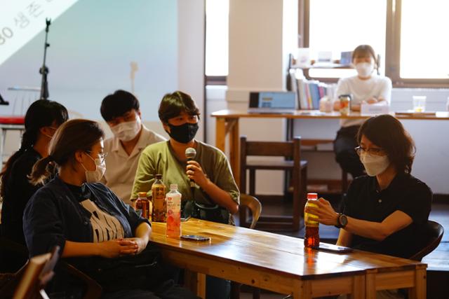 6일 오후 대구 수성구 시인보호구역에서 더불어민주당 설훈, 오영환 의원이 대구 지역 청년들과 만나 지역 현안에 대해 이야기를 나누고 있다. 대구= 김재현 기자