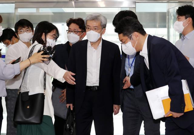 고승범 금융위원회 위원장 후보자가 6일 서울 중구 예금보험공사에 마련된 임시 사무실로 인사청문회 준비를 위해 출근하고 있다. 뉴스1