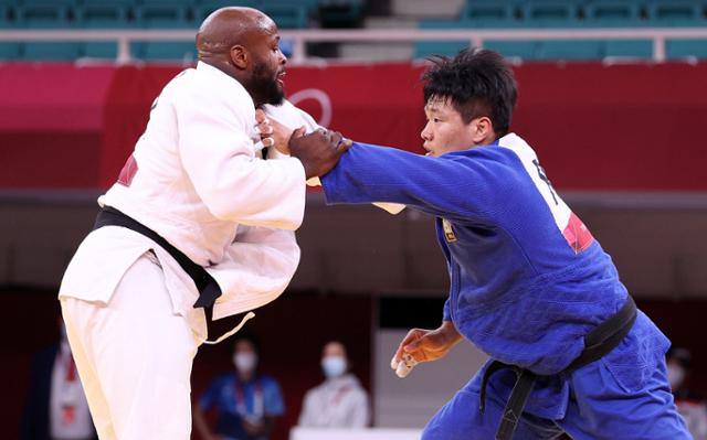 대한민국 유도 대표 조구함(오른쪽)이 지난달 29일 오후 일본 도쿄 부도칸에서 열린 남자 -100kg급 준결승에서 포르투갈 조르지 폰세카를 상대하고 있다. 도쿄=뉴시스