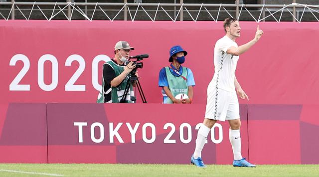 지난달 22일 오후 일본 이바라기현 가시마 스타디움에서 열린 2020 도쿄올림픽 남자축구 조별리그 B조 1차전 대한민국과 뉴질랜드의 경기에서 뉴질랜드의 크리스 우드가 오프사이드로 판정되자 어필하고 있다. 결과는 VAR 판독 끝에 골로 인정됐다. 가시마=뉴스1