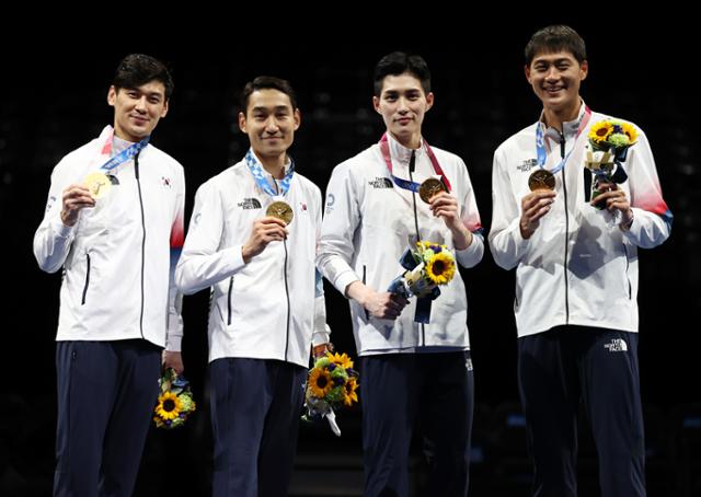 지난달 28일 일본 지바의 마쿠하리 메세에서 열린 도쿄올림픽 남자 펜싱 사브르 단체전 시상식에서 대한민국 선수들이 금메달을 들어 보이고 있다. 왼쪽부터 구본길, 김정환, 김준호, 오상욱. 지바=연합뉴스