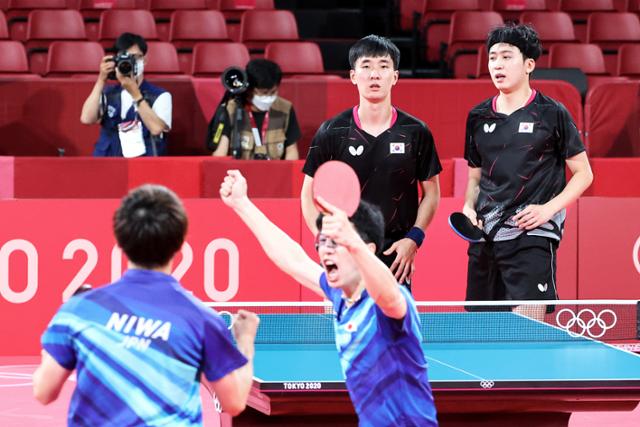 이상수(왼쪽) 정영식이 6일 일본 도쿄체육관에서 탁구 남자 단체전 동메달 결정전 일본과의 경기에서 점수를 내준 뒤 아쉬워하고 있다. 올림픽사진공동취재단