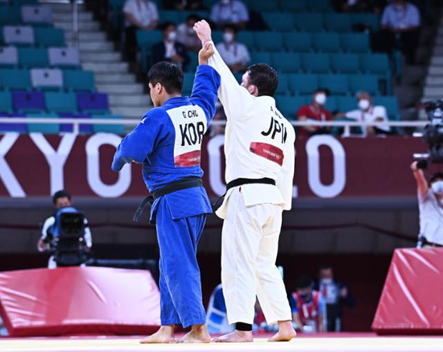 유도 국가대표 조구함(왼쪽)이 지난달 29일 일본 도쿄 지오다구 일본 부도칸에서 열린 유도 남자 100kg급 결승에서 일본 애런 울프에게 패한 뒤 손을 들어주고 있다. 도쿄=올림픽사진공동취재단