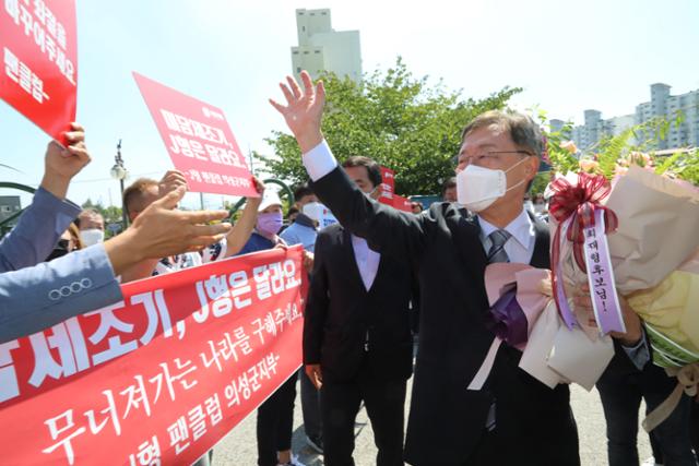 국민의힘 대선후보인 최재형 전 감사원장이 6일 경북 구미시 박정희 전 대통령 생가에 도착해 지지자들로부터 환영을 받고 있다. 국민의힘 대선주자 가운데 처음으로 박 전 대통령 생가를 방문한 최 전 감사원장은 "박 전 대통령이 오늘날 대한민국의 번영이 있게 했다"고 말했다. 뉴스1