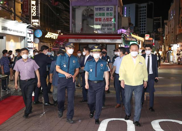 김창룡 경찰청장(가운데)이 지난달 16일 오후 10시께 서울 홍익대 인근 클럽 거리를 찾아 방역수칙 준수 실태를 점검하고 있다. 연합뉴스