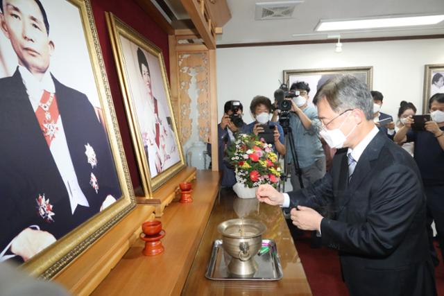 국민의힘 대권 주자인 최재형 전 감사원장이 6일 경북 구미시 박정희 전 대통령 생가를 방문해 분향하고 있다. 구미=뉴스1