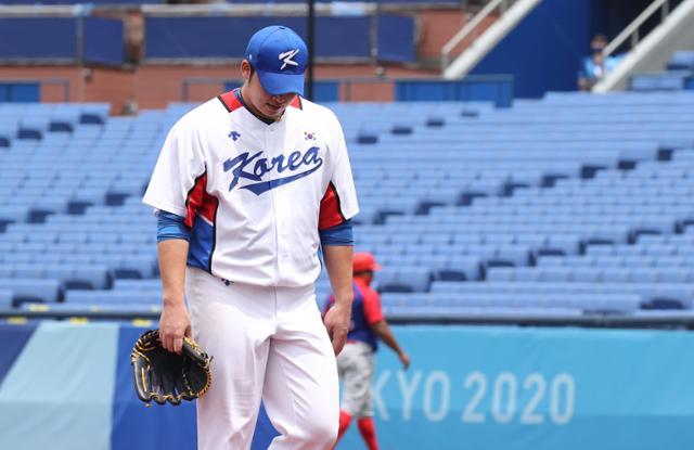 선발 김민우가 7일 일본 요코하마 스타디움에서 열린 올림픽 야구 동메달 결정전에서 1회초 강판되고 있다. 요코하마=뉴시스