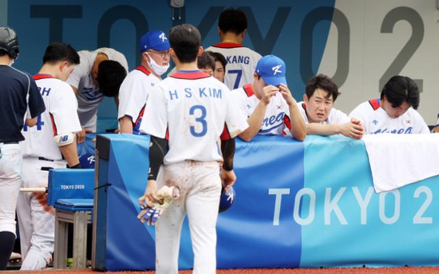 김경문 야구 대표팀 감독이 7일 일본 요코하마 스타디움에서 열린 도쿄올림픽 야구 동메달 결정전 도미니카공화국과 대한민국의 경기에서 10-6으로 패하며 4위를 차지하며 선수들을 격려하는 뒤로 오승환이 고개를 숙이고 있다. 뉴시스